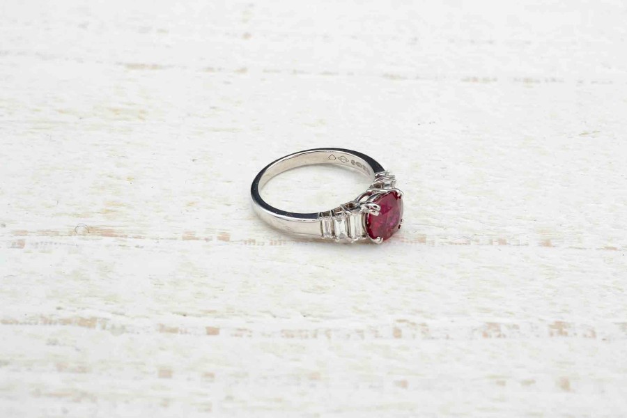 Bottazzi Blondeel Bague Rubis Et Diamants Baguettes En Or Blanc 18K Bagues Vintage Et De Creation